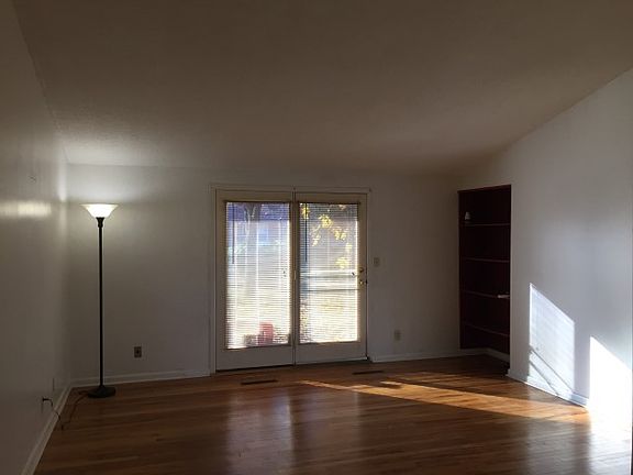 4th image of 702 Greenbriar Cir