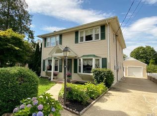 48 Grove St, Glenwood Landing, NY 11547
