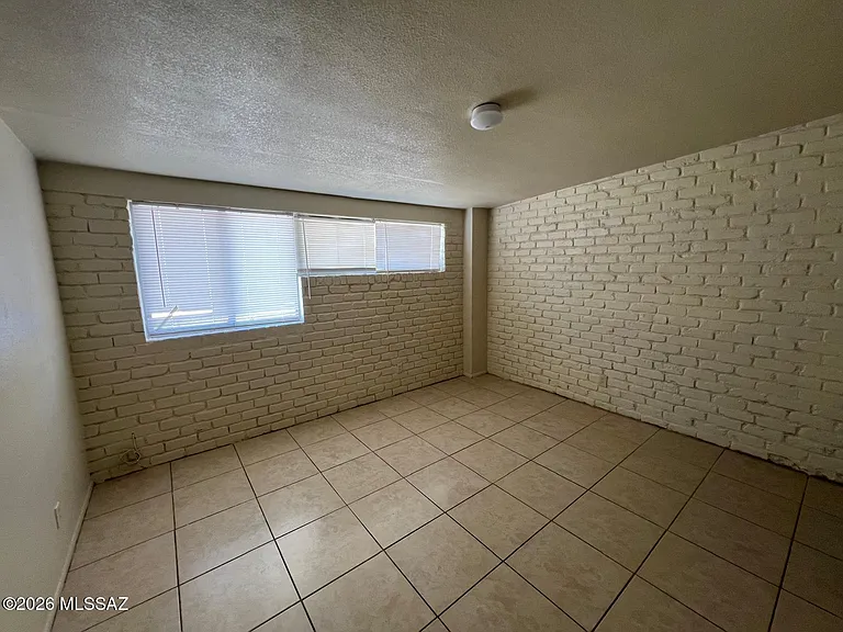 425 E Delano St — Photo 8