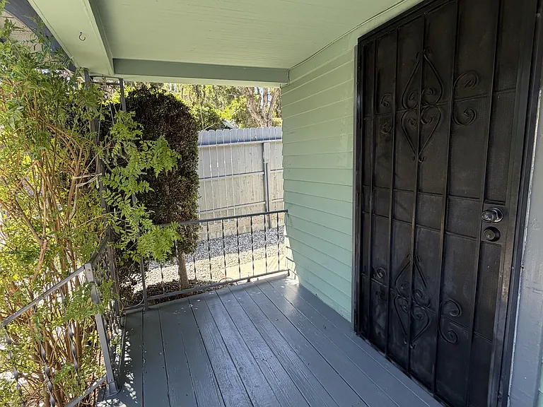 1610 Mohawk St — Photo 3