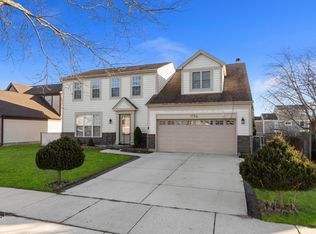 1194 Crystal Shore Dr, Carol Stream, IL 60188