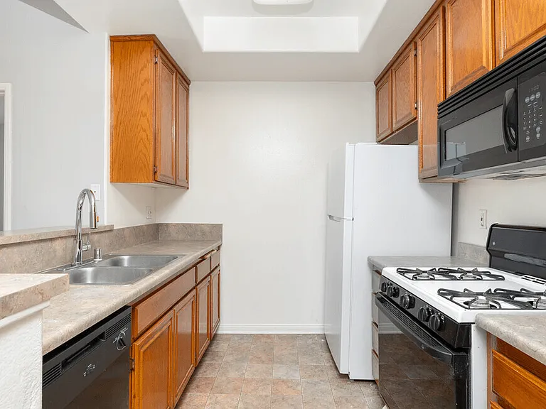 Lido Apartments - 3623 Jasmine Ave — Photo 15