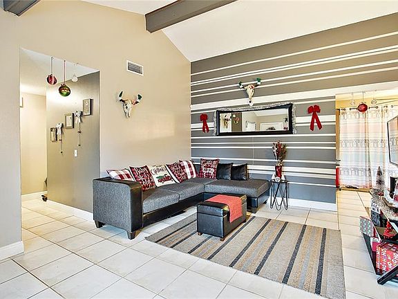 4th image of 231 E Cedarwood Cir