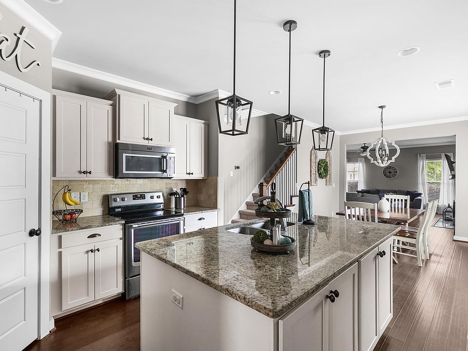 1st image of 105 Lakeridge Dr