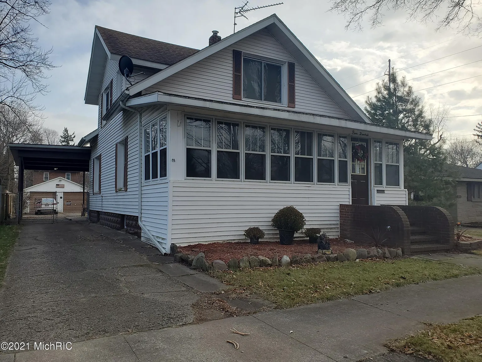 400 S Hooker Ave photo 1