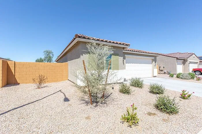 4 bed, 2.0 bath, 1565 sqft, $1,750 — Photo 2