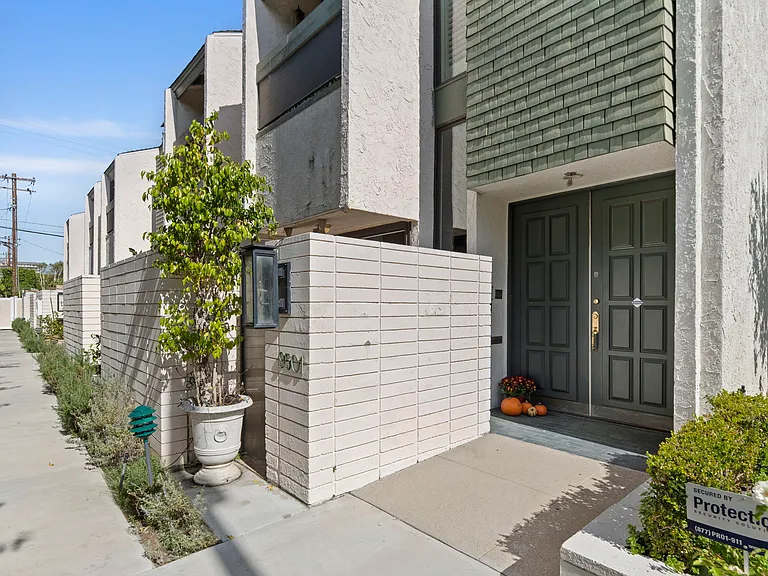 9501 W Olympic Blvd — Photo 31