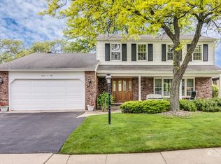 709 Oakwood Dr, Westmont, IL 60559