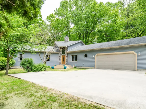 4077 Pinewood Dr, Benton Harbor, MI 49022