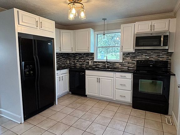 3rd image of 2465 Griffith Rd