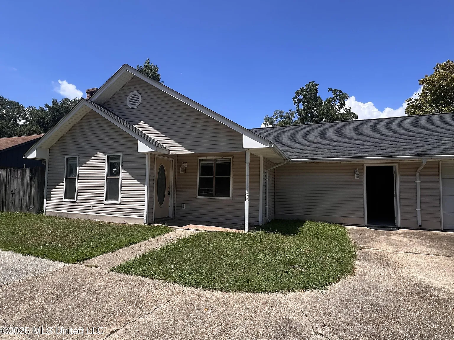 3 bed, 2.0 bath, 1415 sqft, $1,600 — Photo 2
