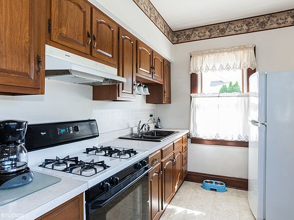 5th image of 520 E Illinois St