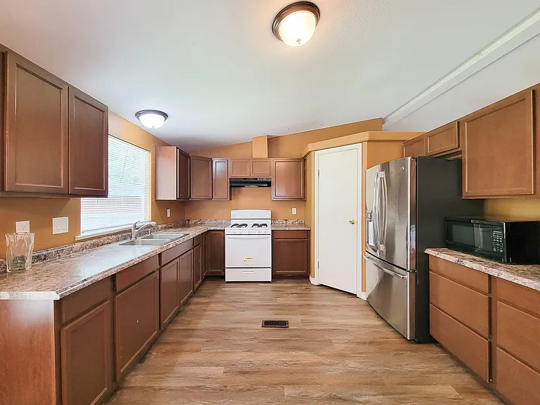 20284 Forest Woods Ln — Photo 12