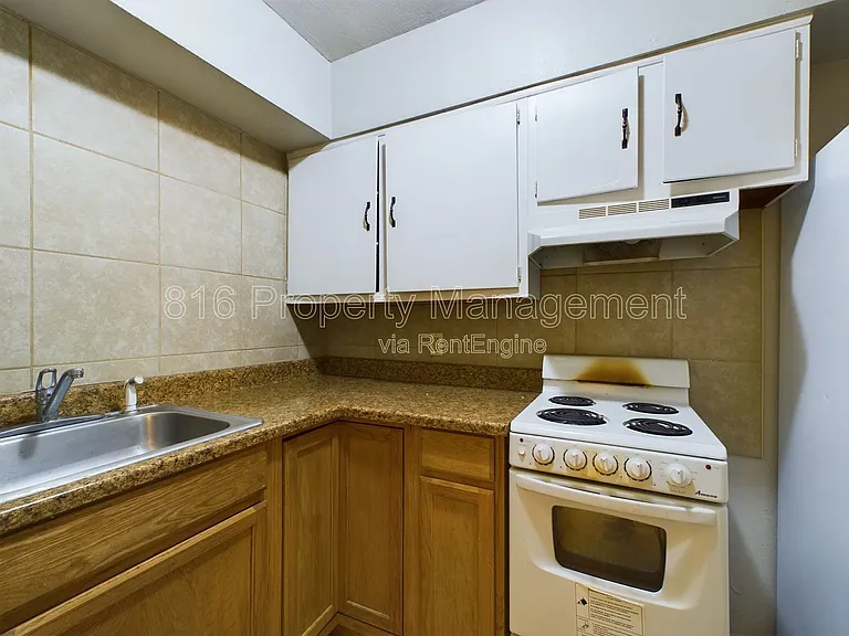 15112 Bellaire Ave #B — Photo 3