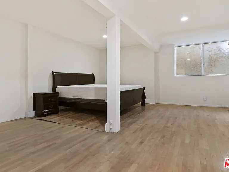 1478 Sunset Plaza Dr — Photo 29