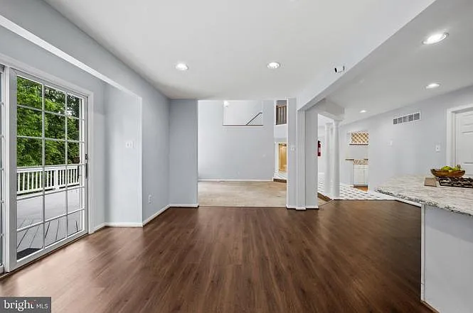 10652 Quarterstaff Rd — Photo 12
