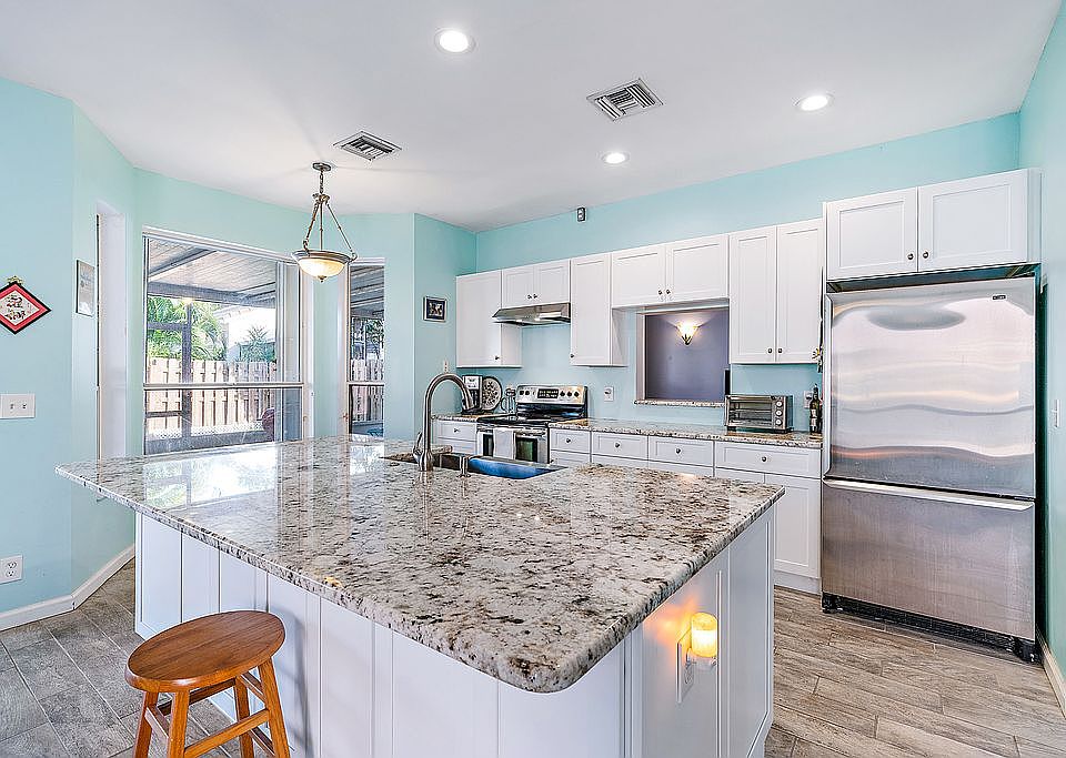 1st image of 108 Woodlake Cir