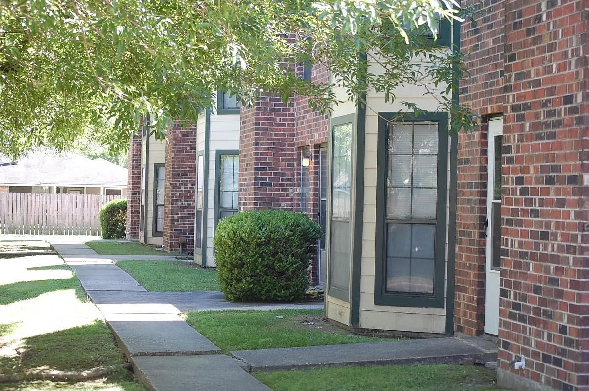 2 bed, 2.5 bath, 1292 sqft, $925 — Photo 1
