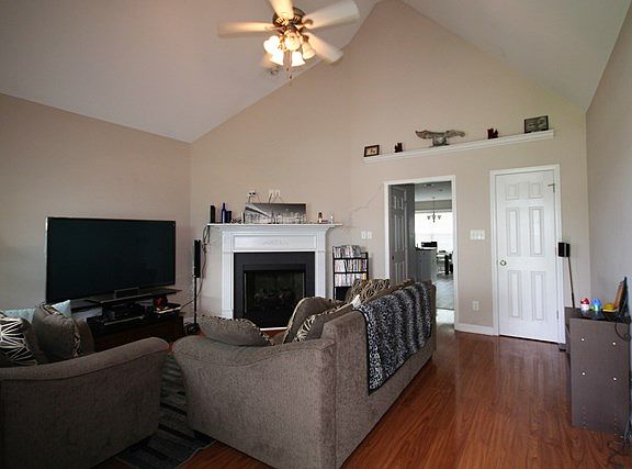 3rd image of 105 Heron Pl