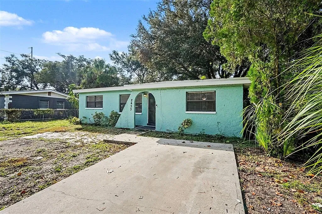 3 bed, 1.0 bath, 988 sqft, $2,000 — Photo 1