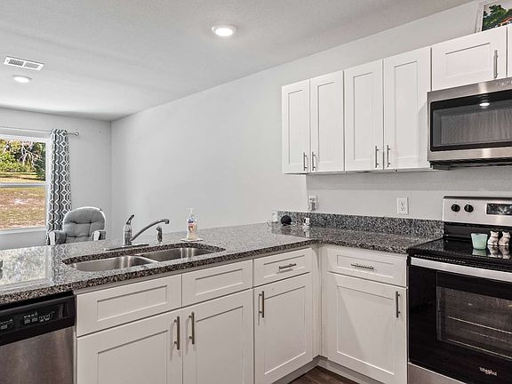 4th image of 435 SW Jewel Lake Dr