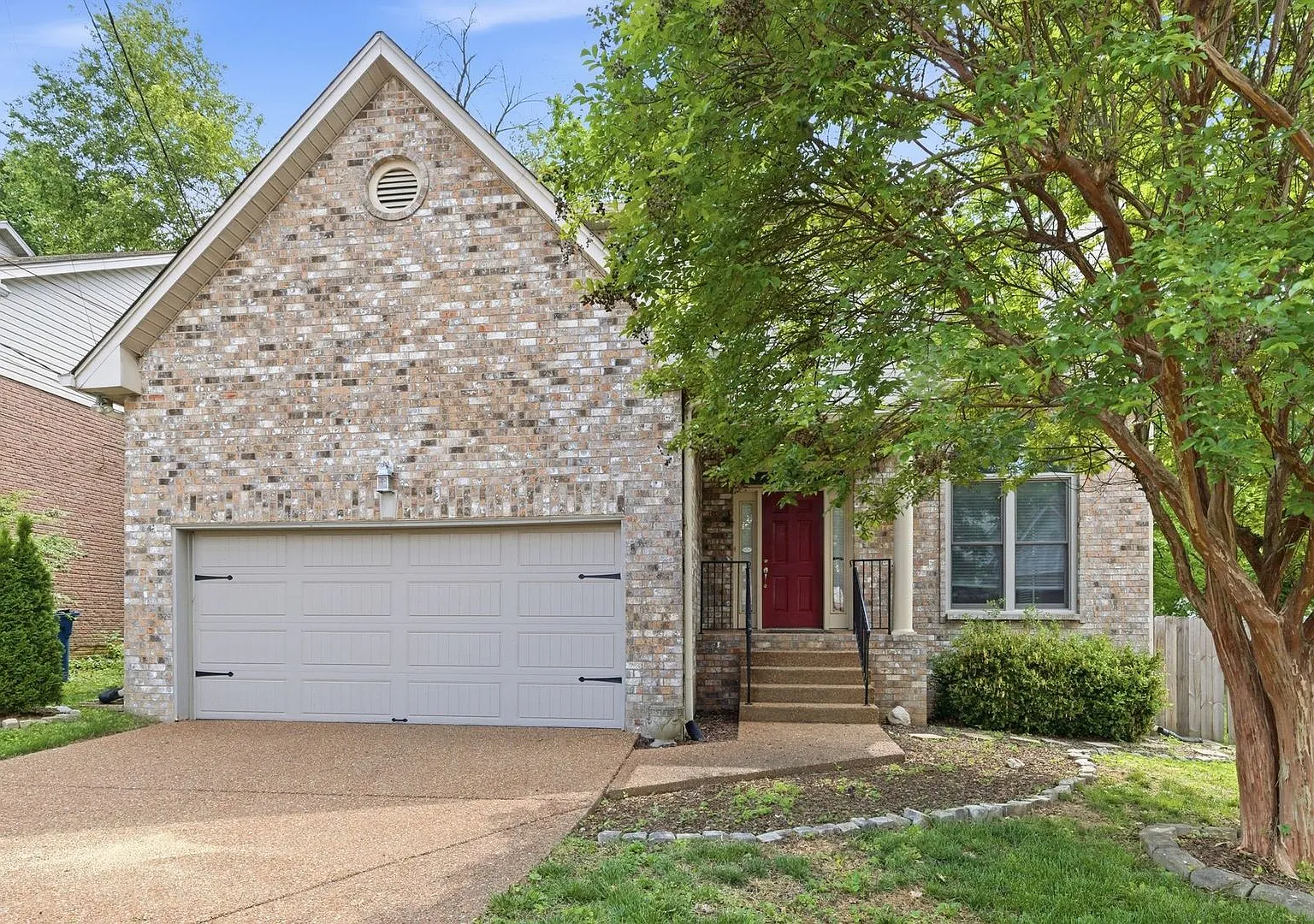 Nestled on a quiet cul-de-sac, this charming 3BR/2.5BA home offers an ideal Bellevue! — Photo 2