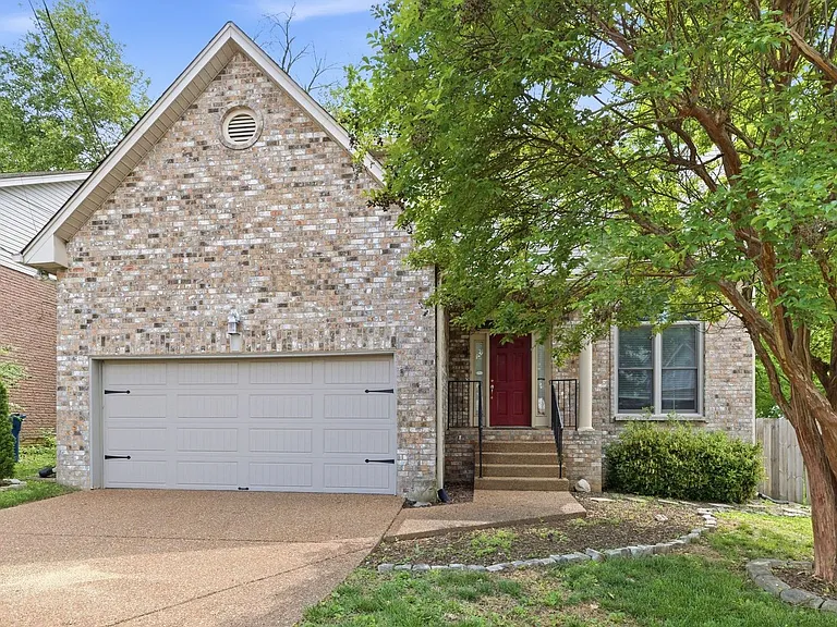 913 Magnolia Ct W — Photo 2