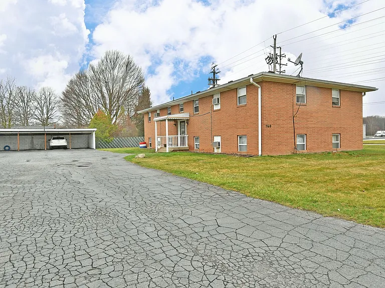 560 Gladys St — Photo 32