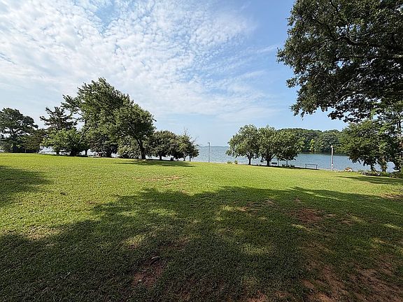3rd image of 196 Lakeside View Cir