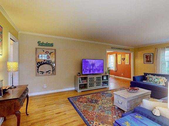 2nd image of 200 Cardinal Ln
