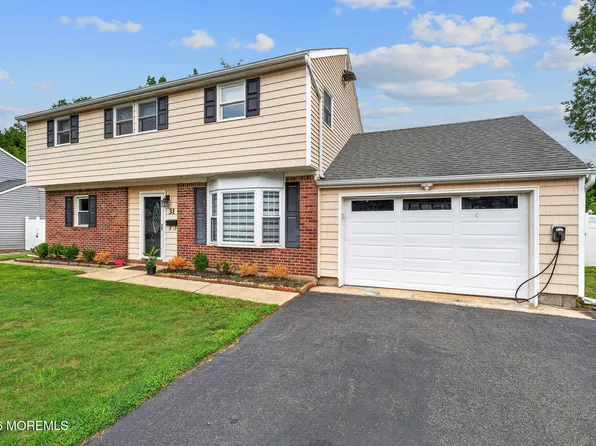 31 Peach Tree Road, Oakhurst, NJ 07755