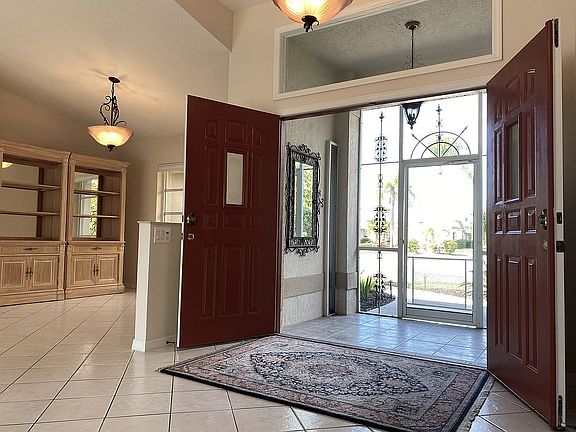 Large Screened Entry