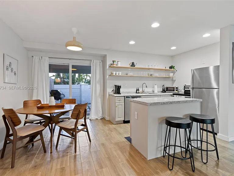 300 SW 23rd St #2 — Photo 6