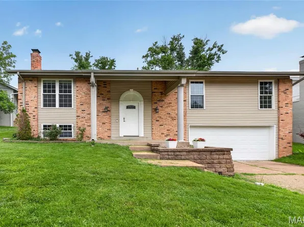 1060 Pinrun Dr, Ballwin, MO 63011