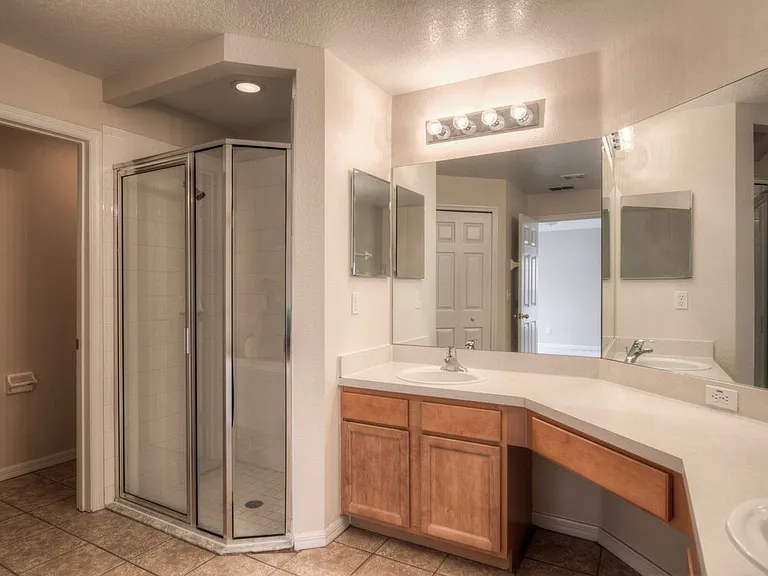4612 Woodford Dr — Photo 13