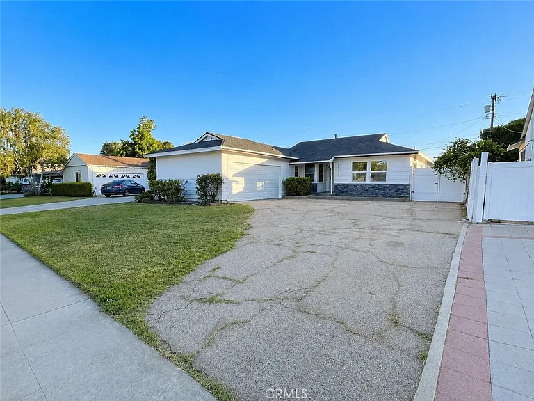 8015 McNulty Ave — Photo 2