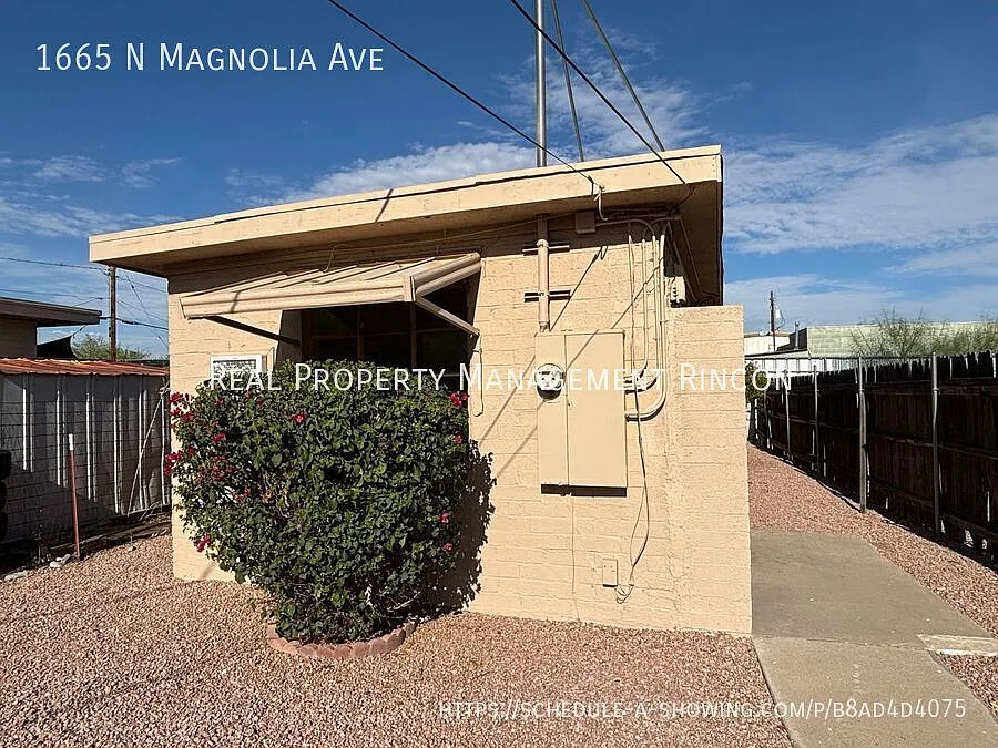 Centrally Located Studio! — Photo 2
