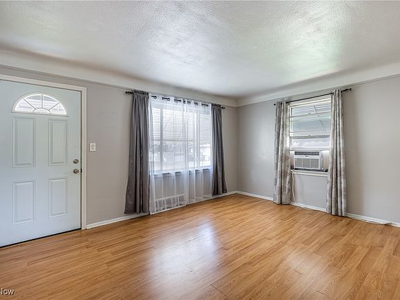 4th image of 137 Henry St