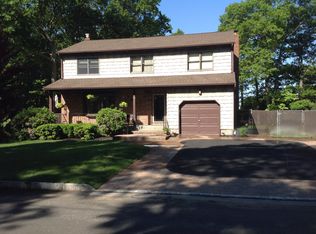 19 13th Ave, West Babylon, NY 11704