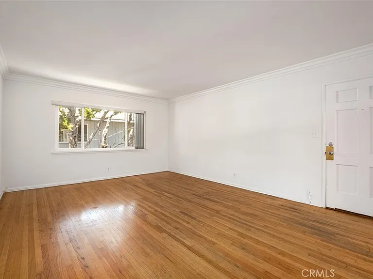 5851 Woodman Ave — Photo 4