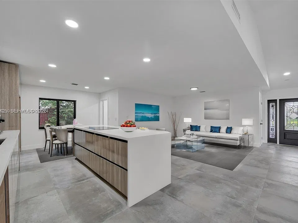 3352 Lakeview Blvd