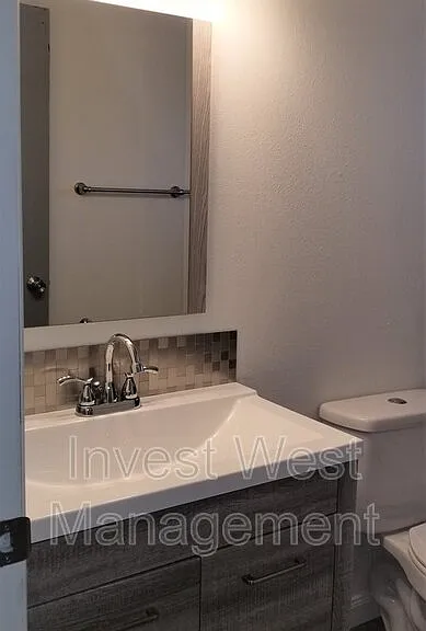 305 NE 104th Ave — Photo 25