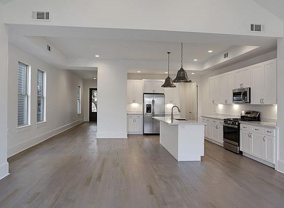 4th image of 4222 Fontainebleau Dr