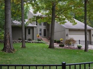 3585 Hillandale Dr, Howell, MI