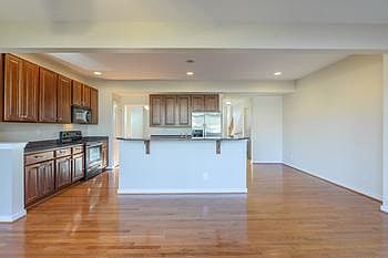 4th image of 415 Kingscote Ln