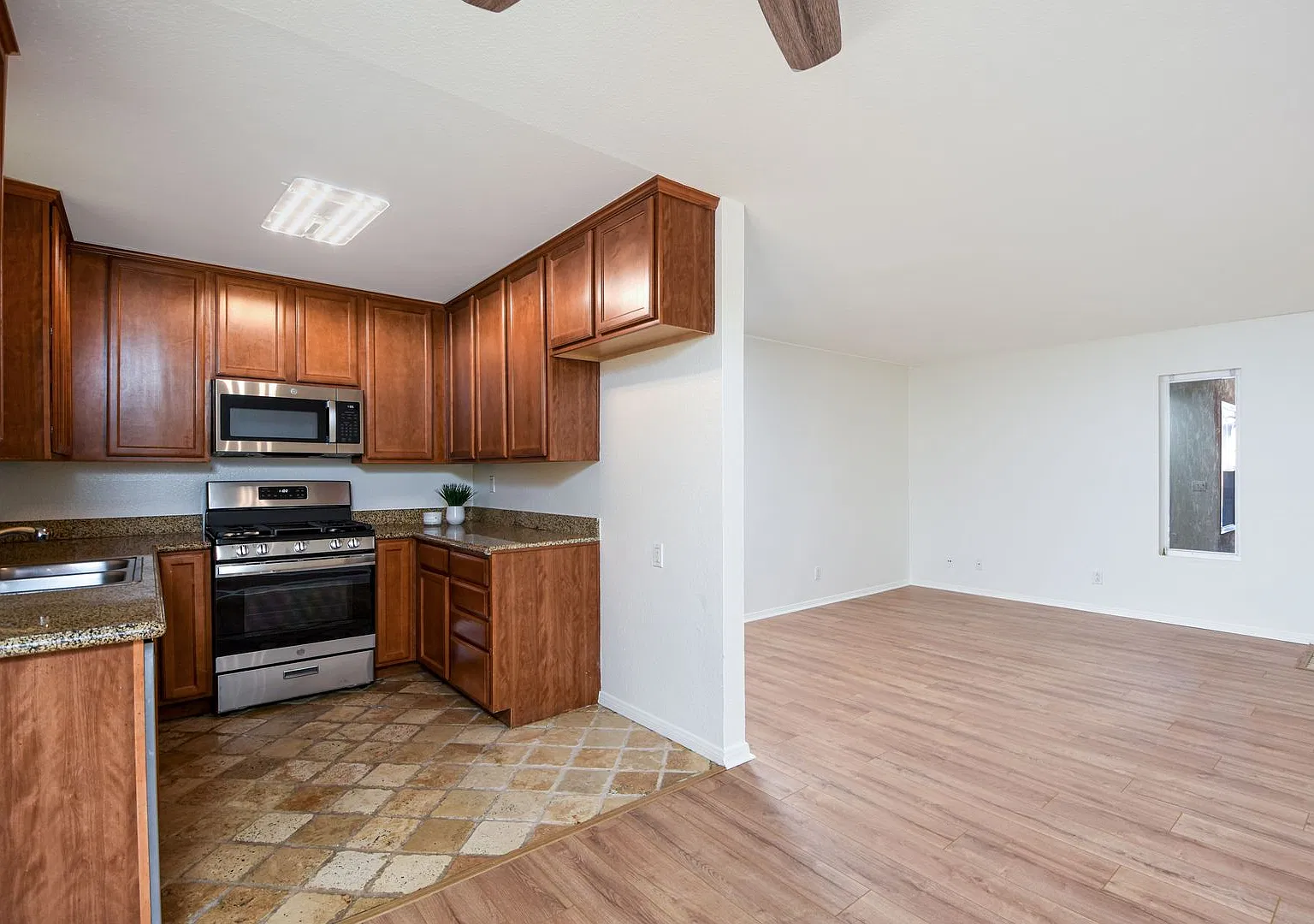 Newly Renovated 2 Bedroom Condo in Oceanside — Photo 4
