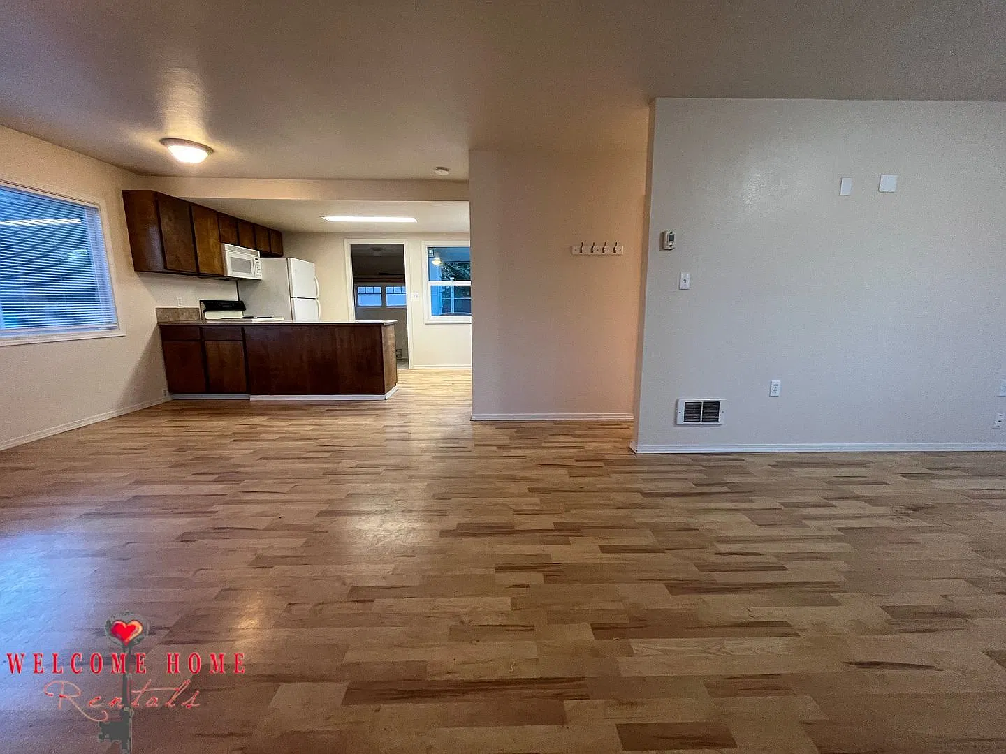 Beautiful rambler with huge deck & large fenced yard — Photo 4