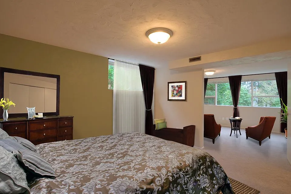 5 bed, 3000 sqft, $4,495 — Photo 4