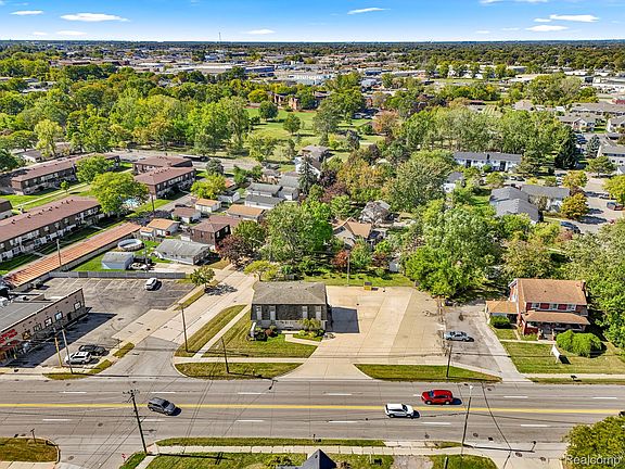 3rd image of 30401 Utica Rd