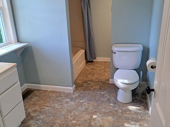 5th image of 19 Larrabees Grove Rd W